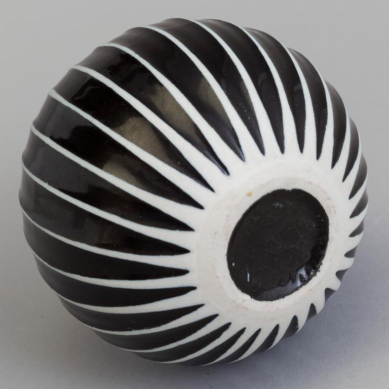 A Stig Lindberg earthenware 'Domino' vase, for Gustabsnerg. 1955-1969.