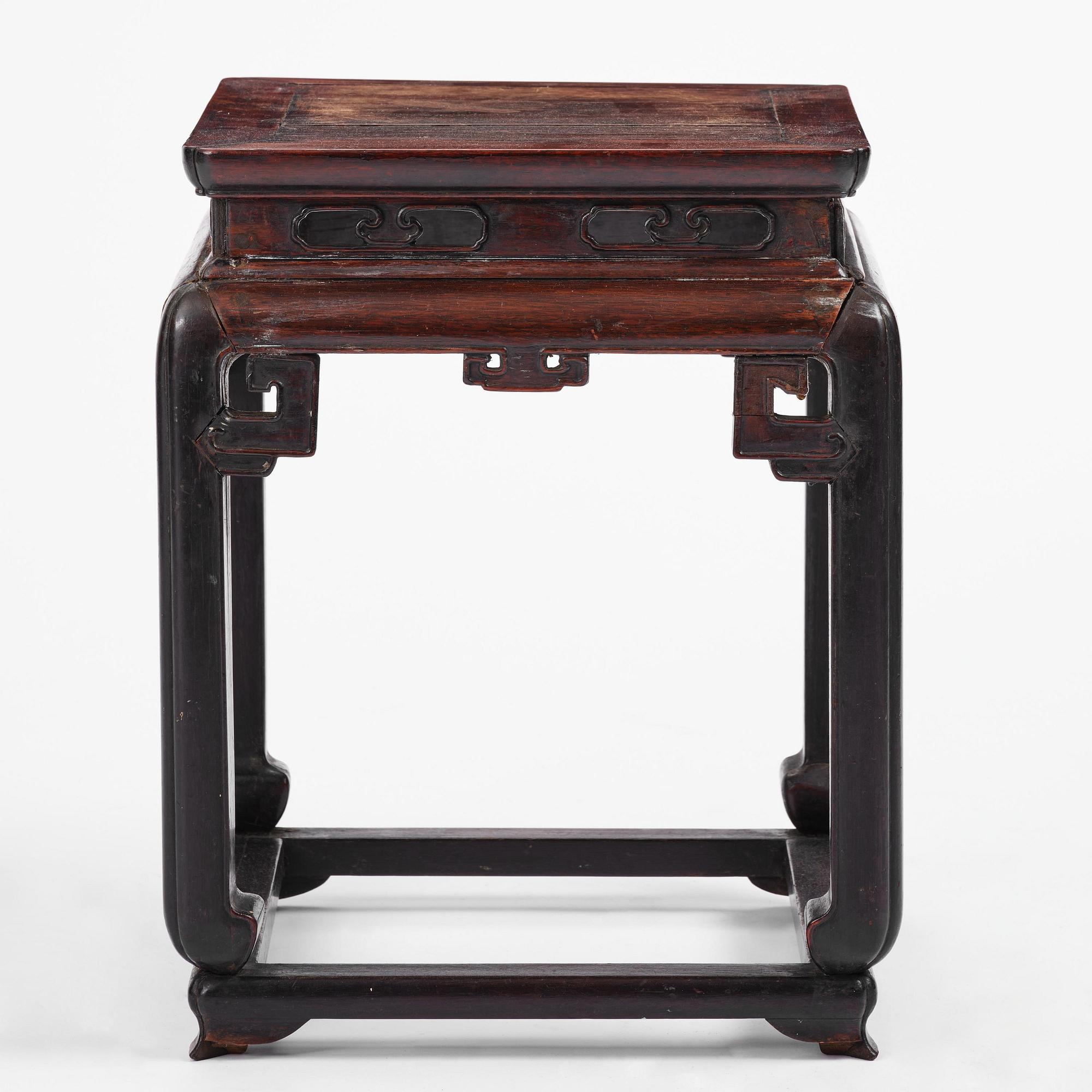 Pall/bord, hardwood. Qingdynastin, 1800-tal.