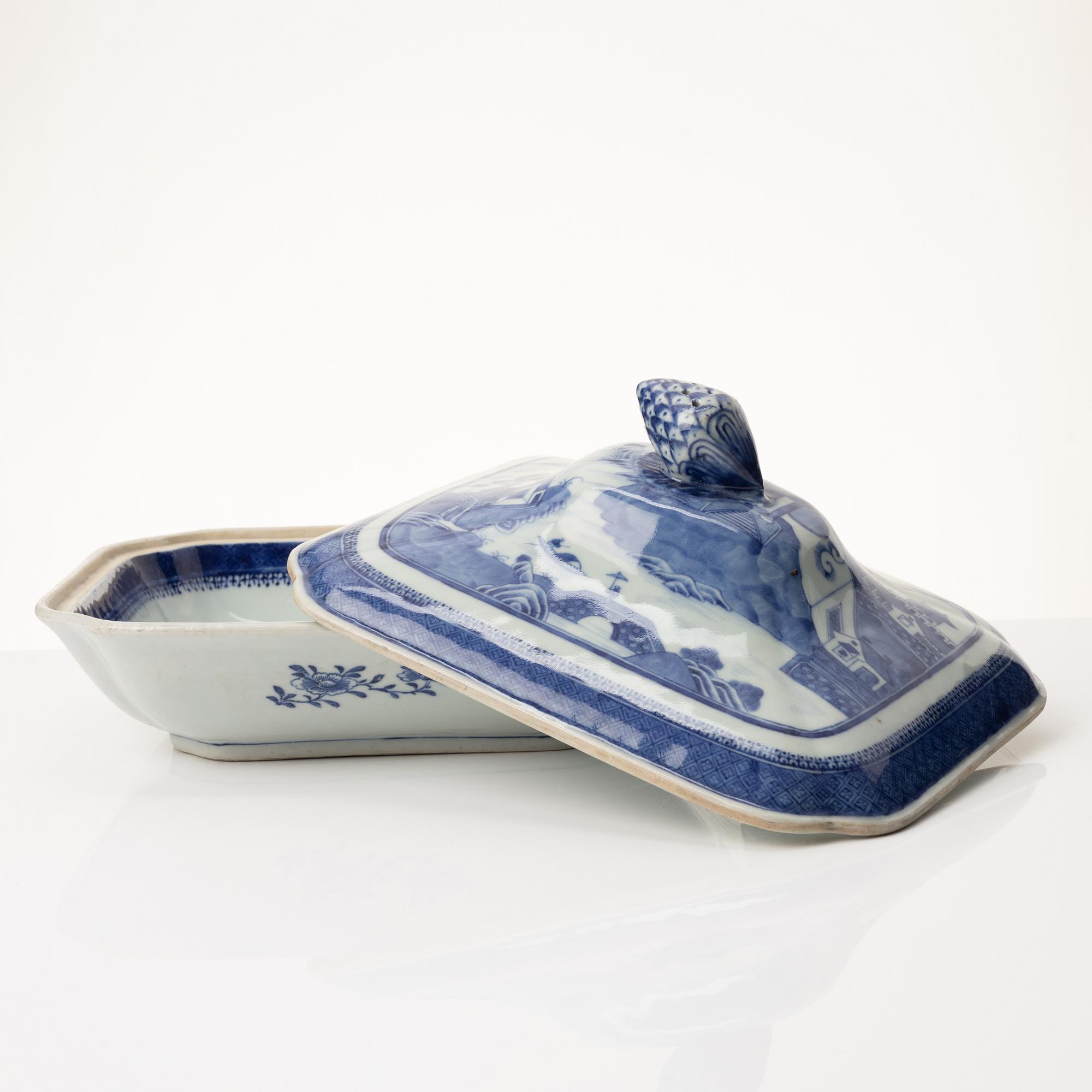 Karott med lock, porslin. Qingdynastin, Jiaqing (1796-1820).