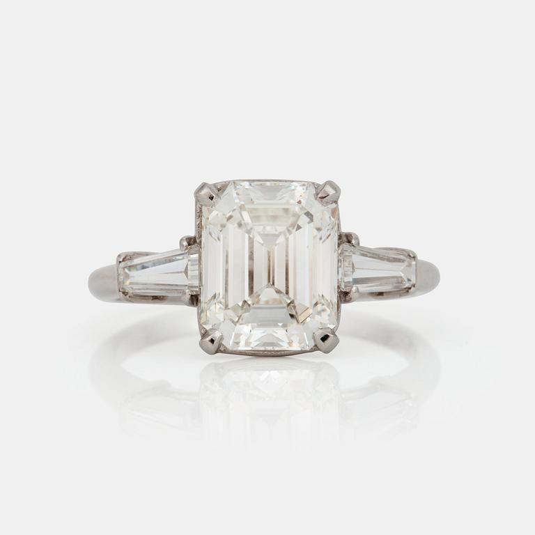 An emerald-cut, 3.38 ct, diamond ring. Quality I/VVS1 according to certificate from HRD.