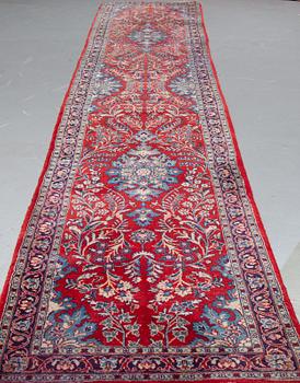 A RUNNER, Sarouk, 511 x 87 cm.