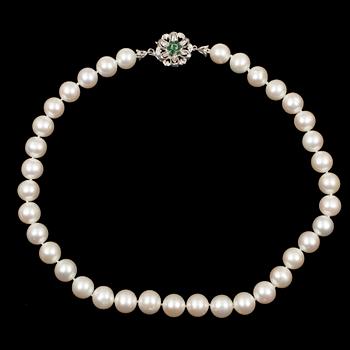 PÄRLCOLLIER, odlade  pärlor, lås 18 k vitguld med smaragder.