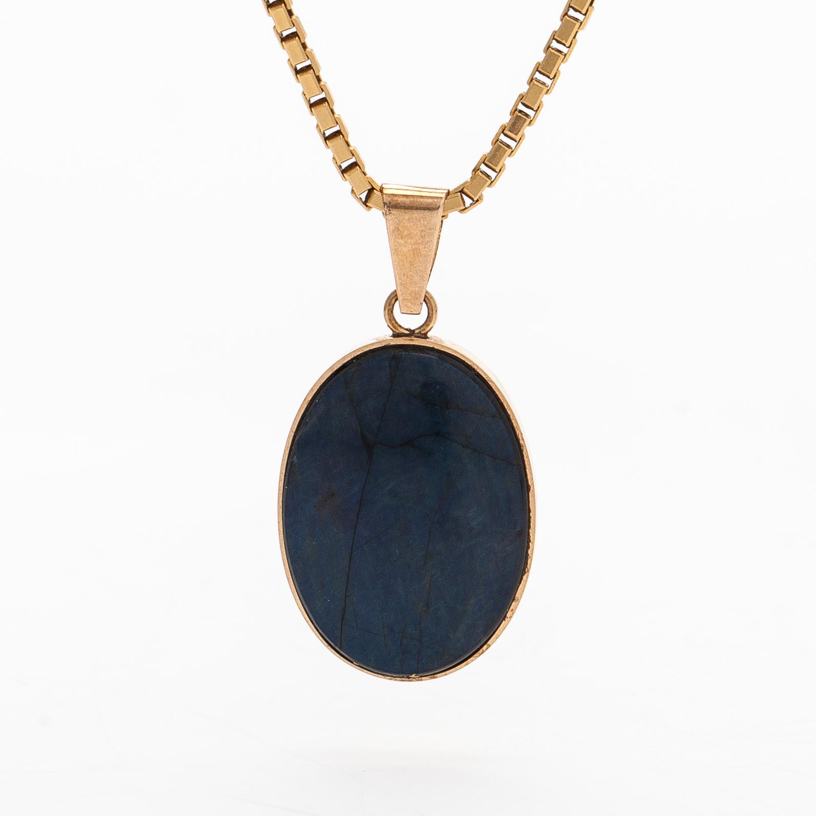 A 14K gold necklace with a spectrolite pendant. Finnsih control marks.