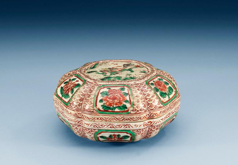 SKÅL med LOCK, porslin. Ming dynastin (1368-1644), med Wanlis sex karaktärers märke.