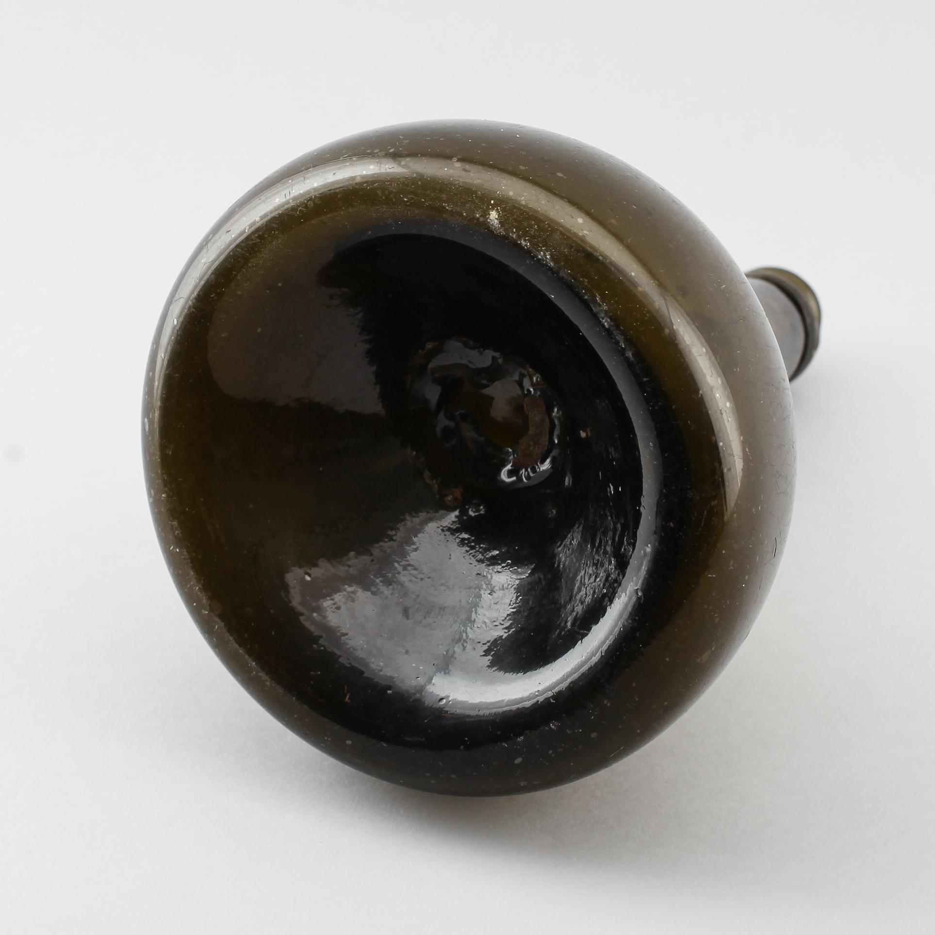 FLASKA, grönt glas, 1700-tal.