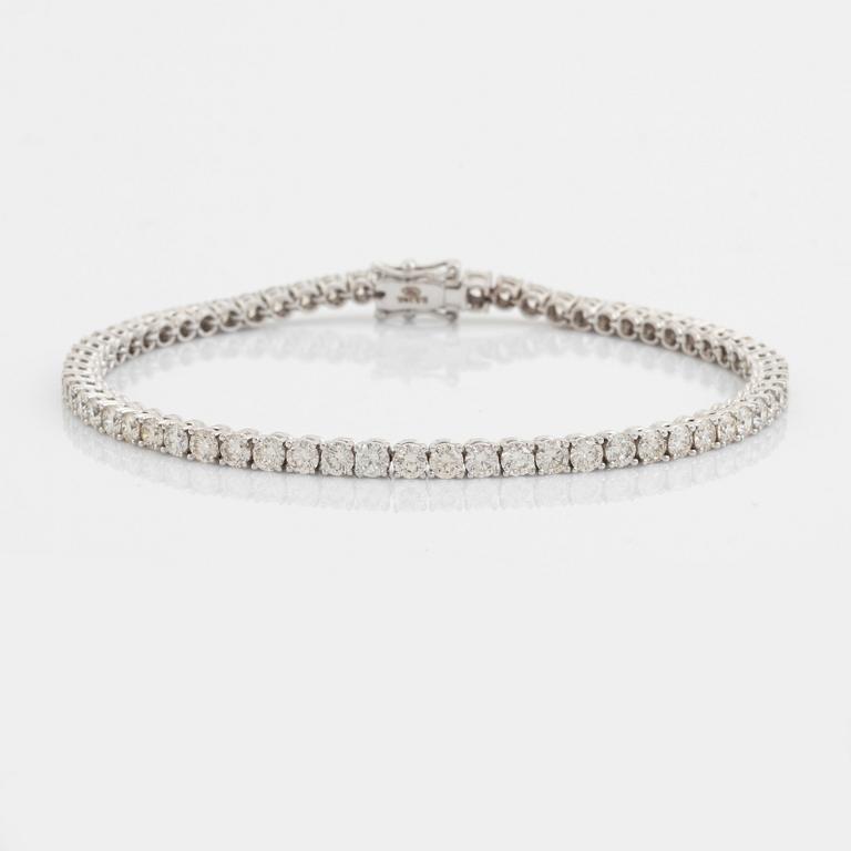 Brilliant cut diamond tennis bracelet.