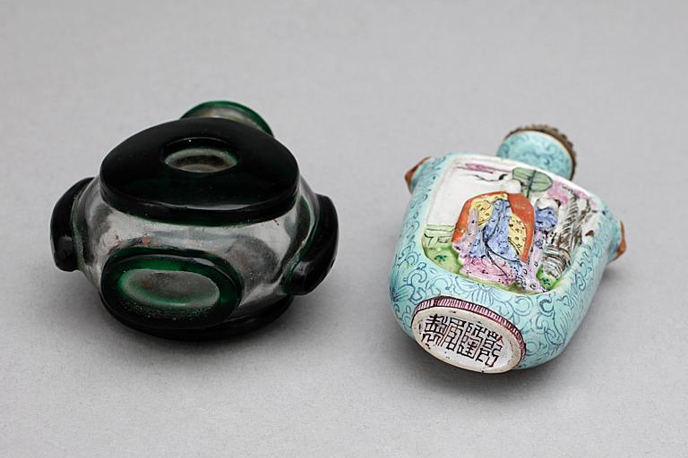 SNUSFLASKOR, 2 st, glas samt keramik, Kina, republik, 1900-talets första hälft.