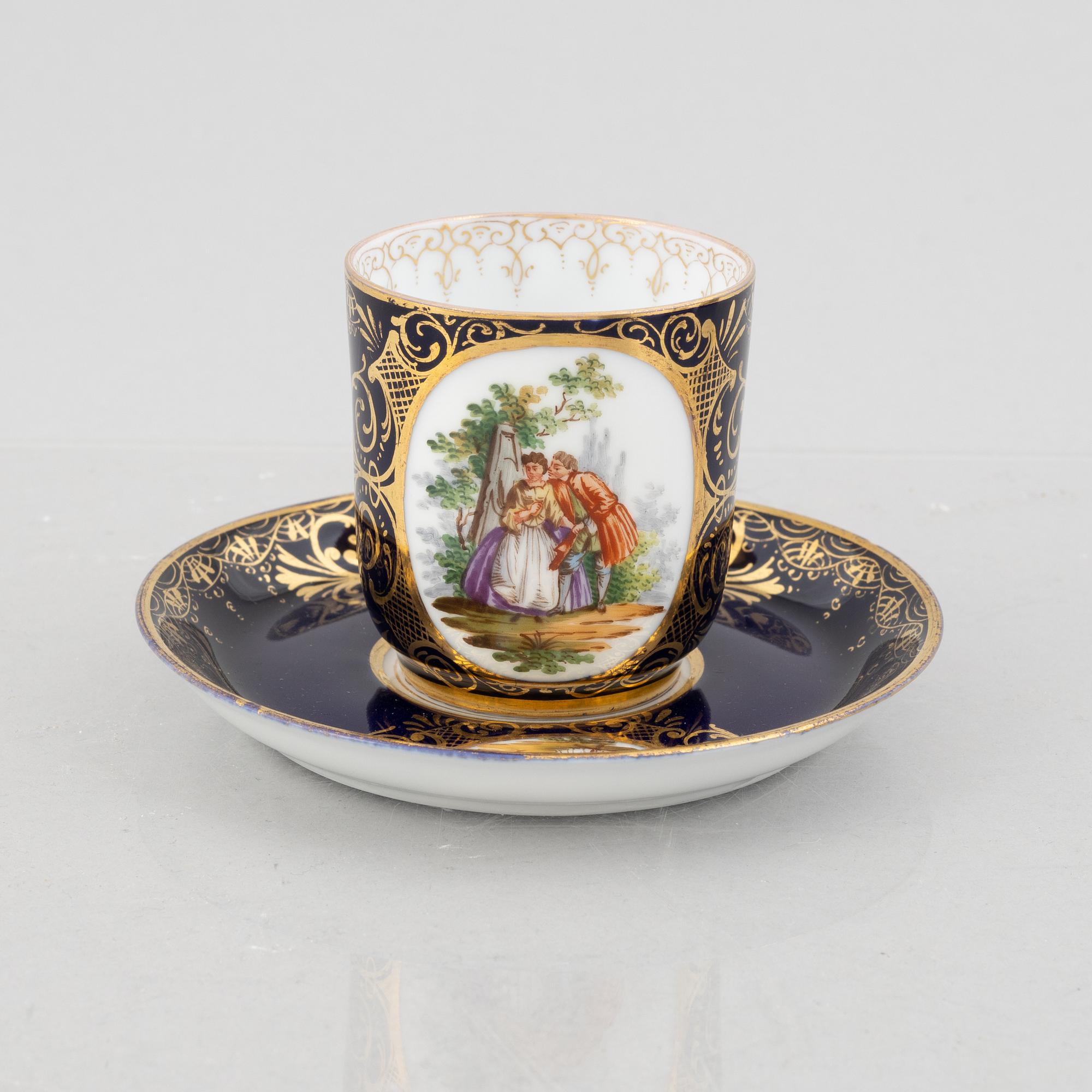 A porcelain coffee pot with a pair of cups with saucers, second half of the 19th century.