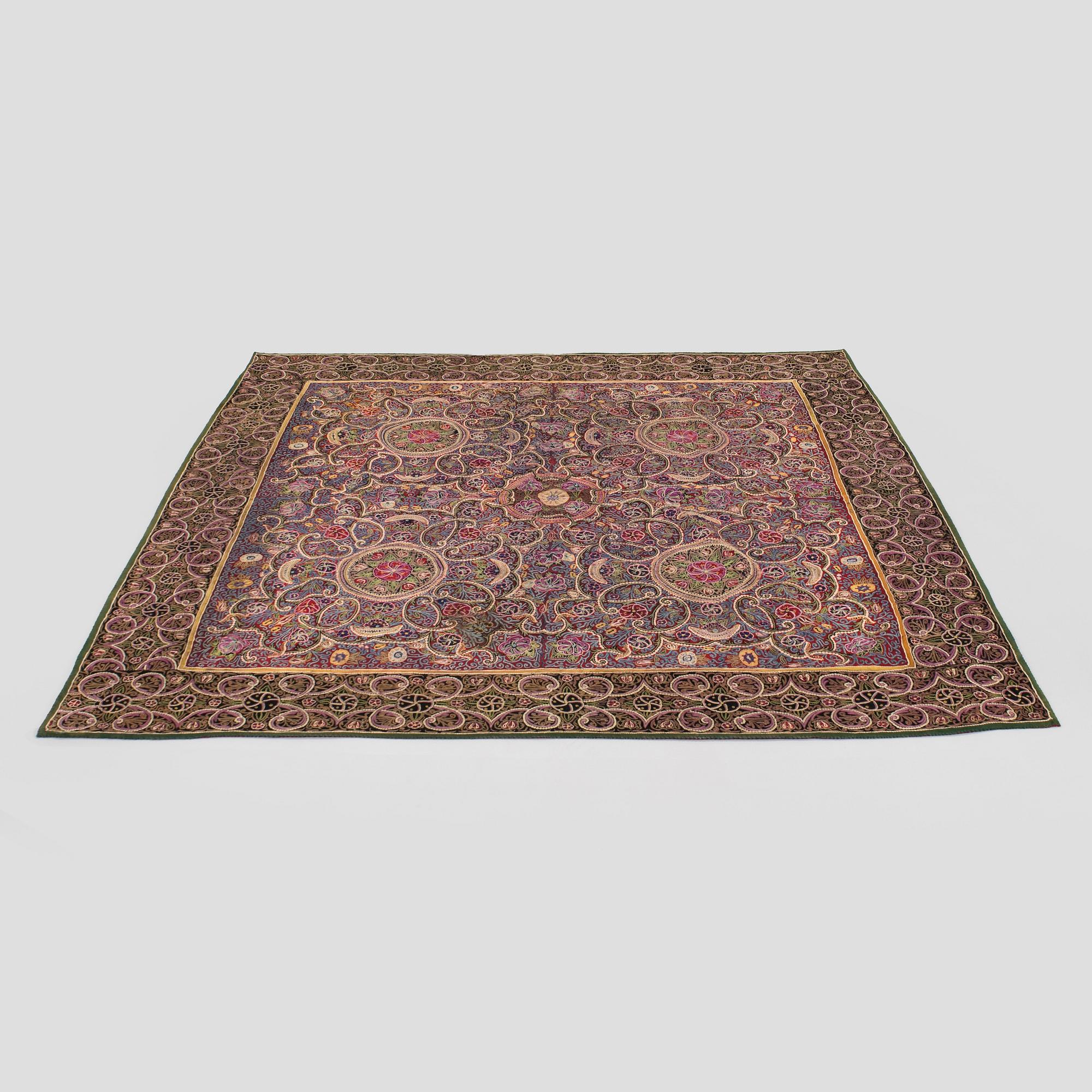 Antikt Rasht-broderi, norra Persien (Iran), omkring år 1900, Ca 145 x 145 cm.