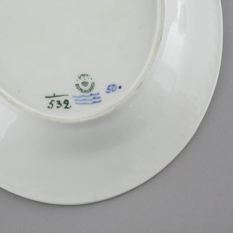 46 pieces of "Musselmalet" porcelain table ware, by Royal Copenhagen, first half/mid 20th century.