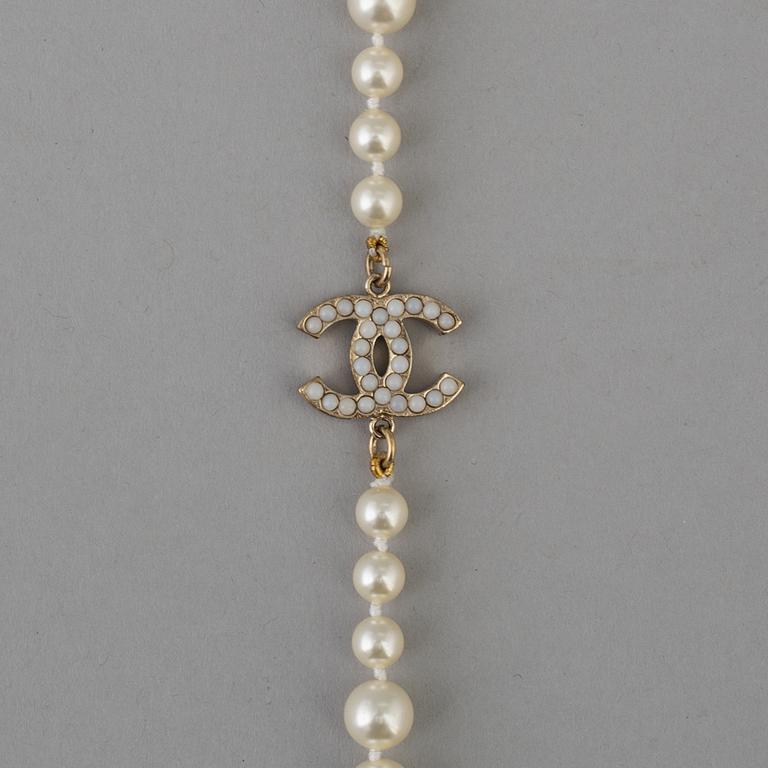 A necklace på Chanel, 2011.