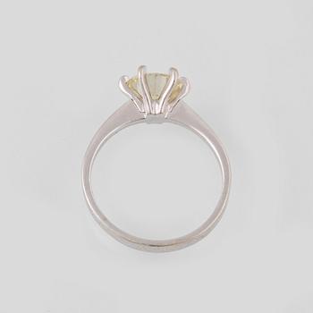 RING, vitguld med briljantslipad diamant ca 1.50 ct. Vikt 2,4 gram.