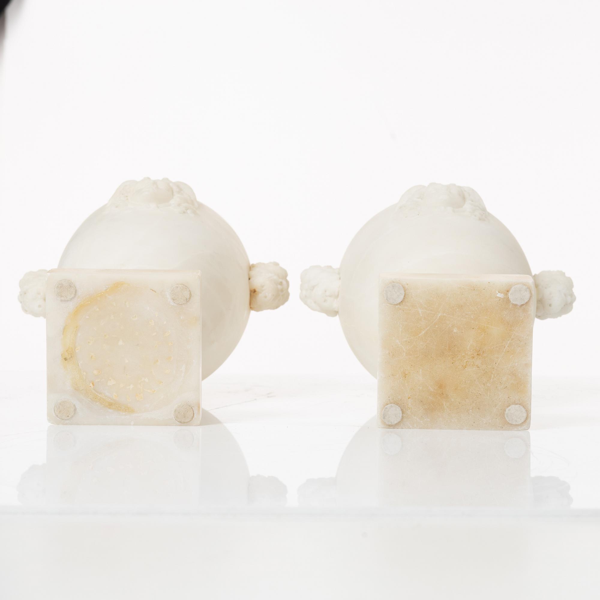 Urnor, ett par, alabaster, omkring 1900.