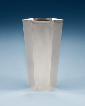 662. A Wiwen Nilsson sterling vase, Lund 1958.