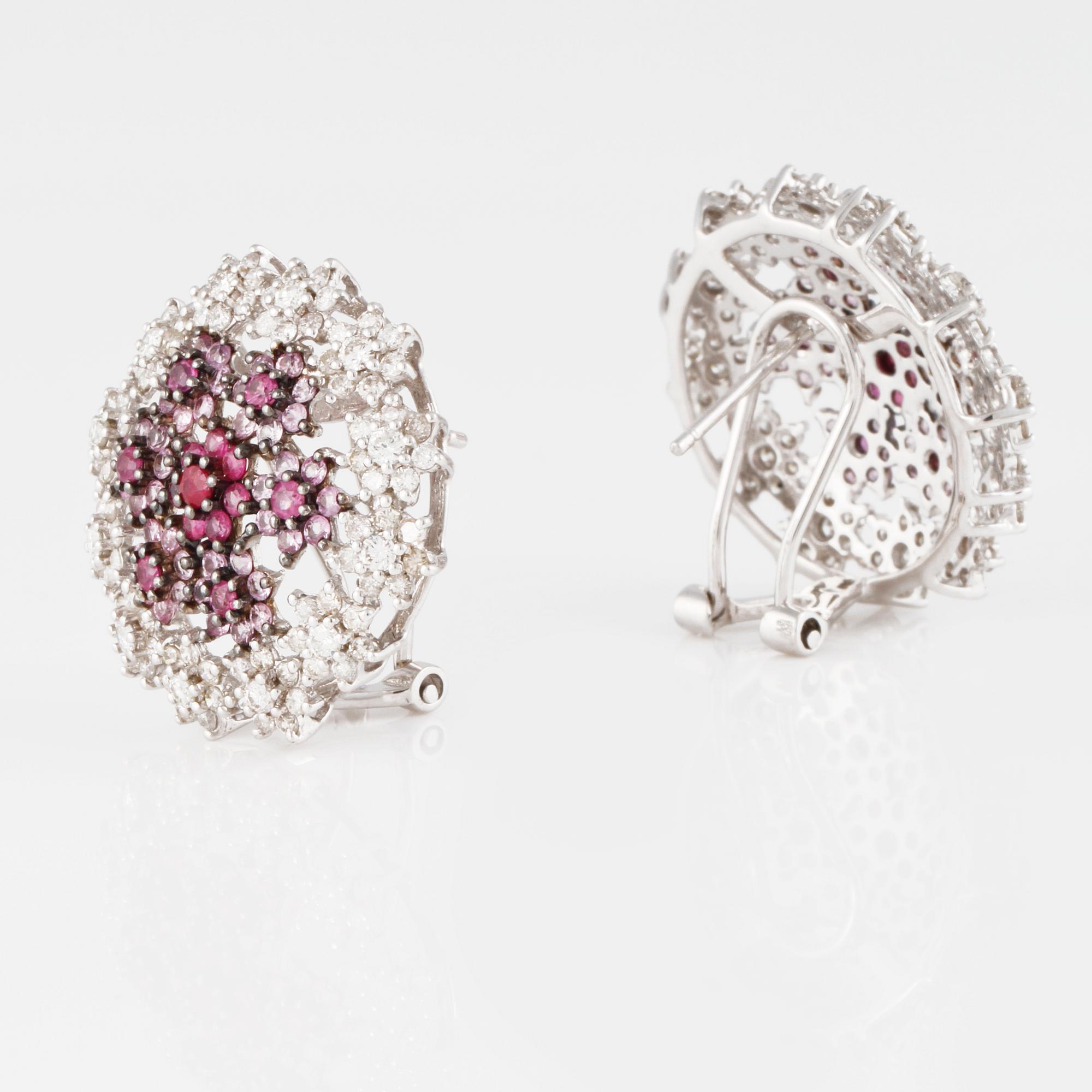 ÖRHÄNGEN, 18K vitguld med briljantslipade diamanter ca 2.10 ct, rubiner 0.70 ct samt rosa safirer ca 1.10 Vikt 9,9 g.