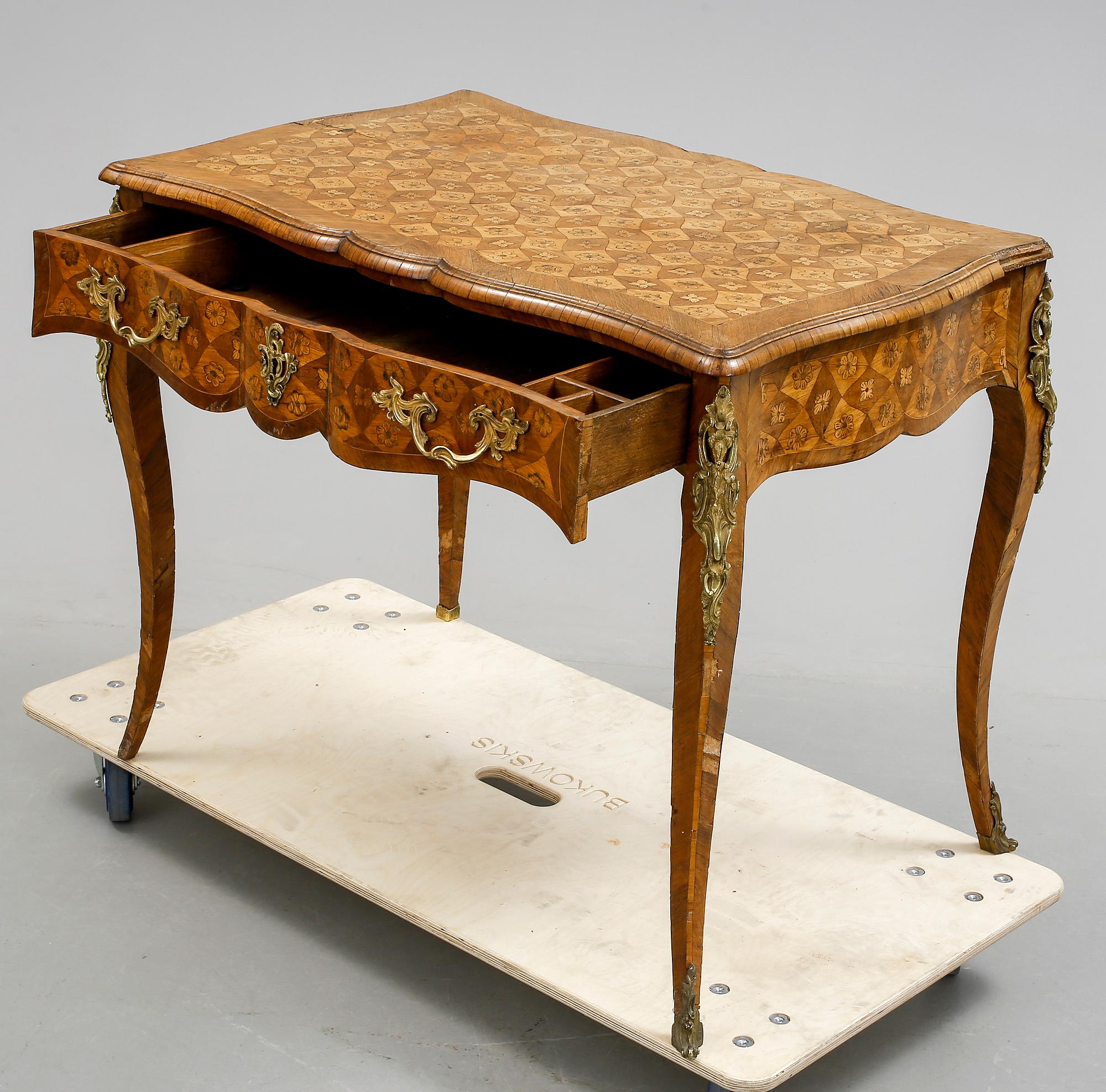 DAMSKRIVBORD, Rokokostil, 1800-talets slut.