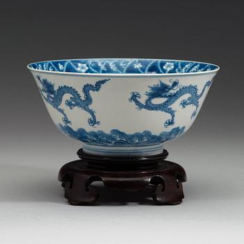 A blue and white bowl, Qing dynasty, Kangxi's six character mark and of the period (1662-1722).