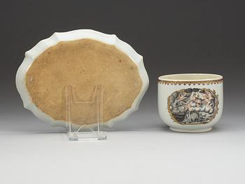 SOCKERSKÅL samt FAT, vapenporslin. Qing dynastin, Qianlong (1736-95).