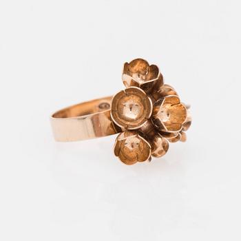 ÖRHÄNGEN OCH RING, guld 14k, design Liisa Vitali, Helsingfors 1970 och 1971, N.Westerback. Total vikt 12 g.