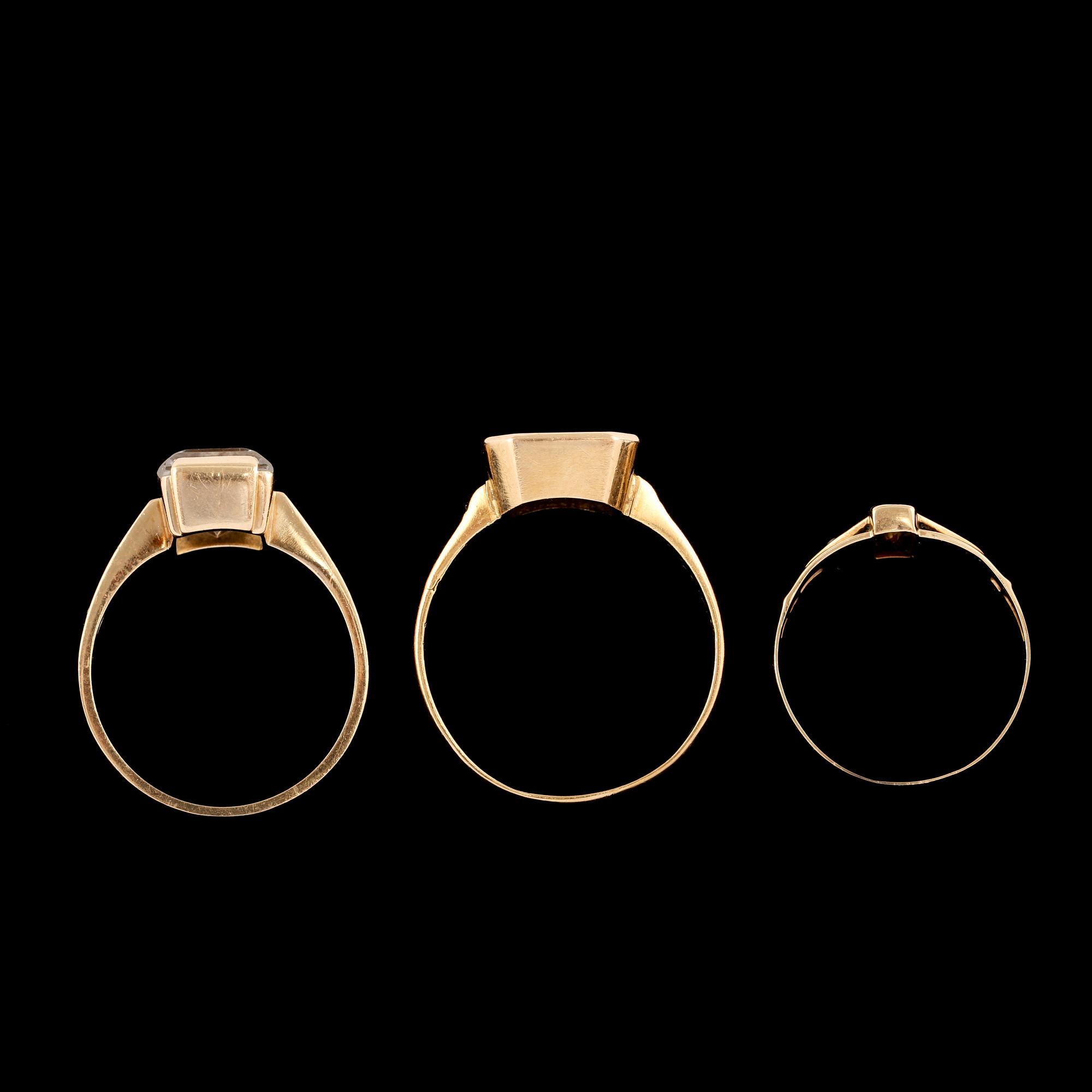 RINGAR, 3 st, 18k guld med bergkristall, onyx samt syntetiska röda stenar. Vikt 13 g.