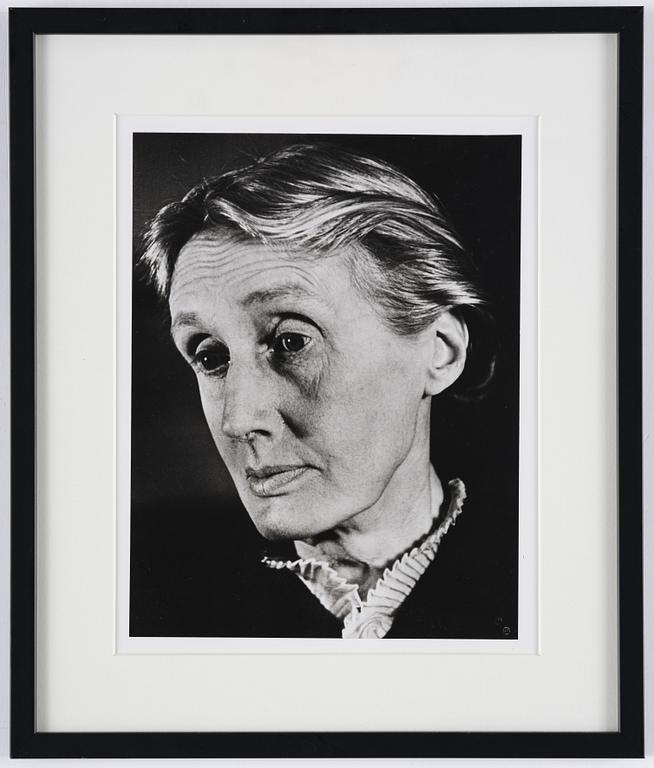 Gisèle Freund, "Virginia Woolf, London, 1939".