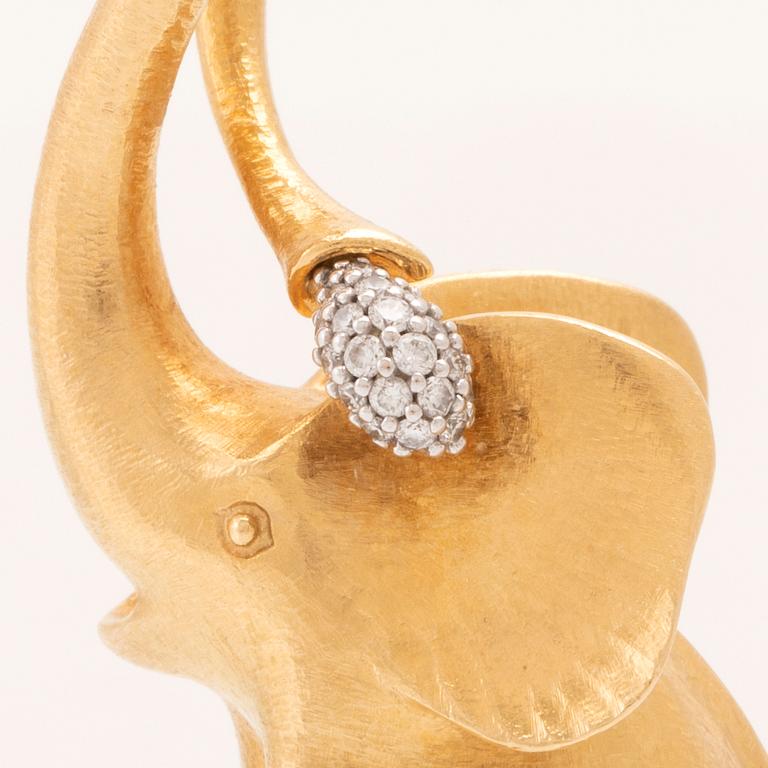 Ole Lynggaard, "Elephant pendant large" in 18K gold with round brilliant-cut diamonds.