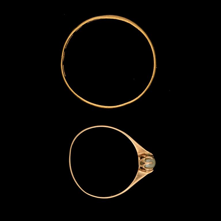 RINGAR, 2st, 23k resp 18k guld. Vikt 4 resp 0,9g.