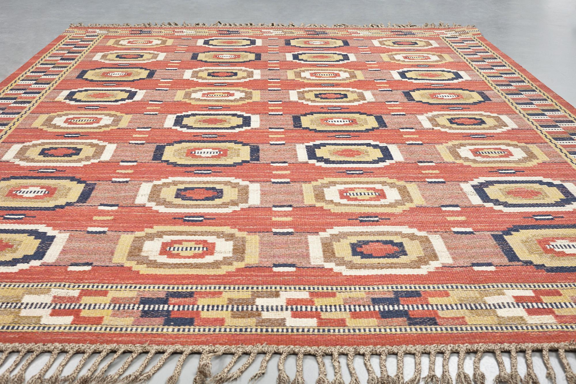 Märta Måås-Fjetterström, MATTA, "Röda åttan" rölakan, ca 328 x 222,5 cm, signerad AB MMF.