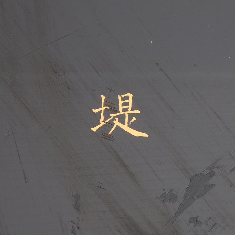 Brickor, två stycken, lackarbeten, Japan, 1900-talets första hälft.