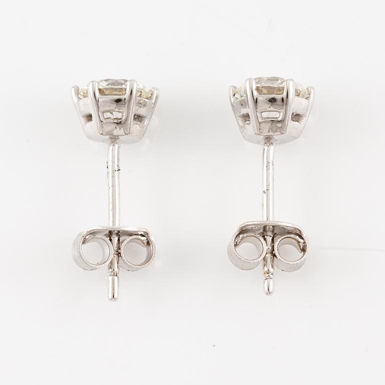 Earrings, 18K white gold set with brilliant-cut diamonds, total 1.02 ct. Accompanied by GIA dossier.