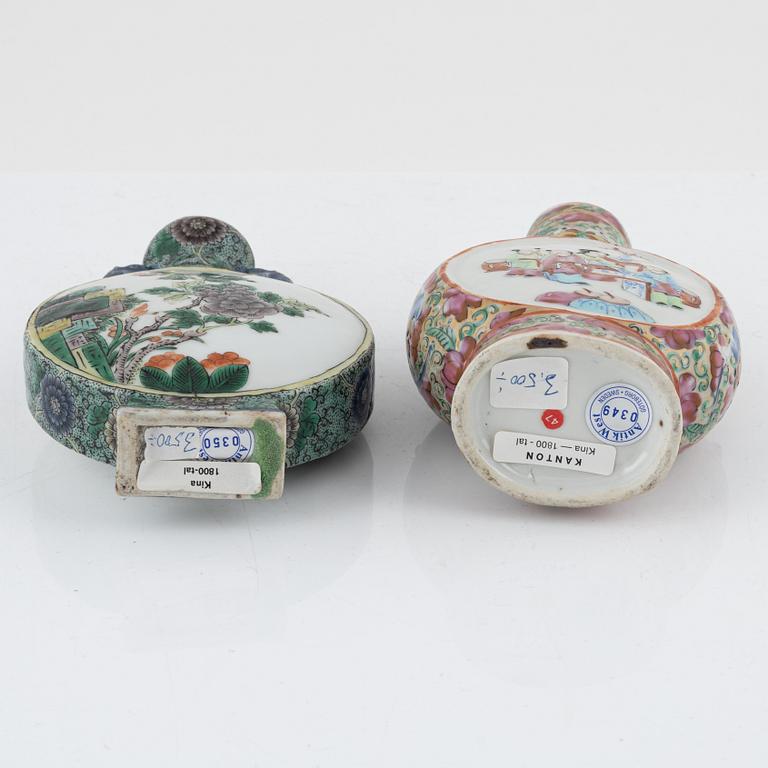 Two porcelain moon flasks, China, Qing dynasty, 19th-20th century.