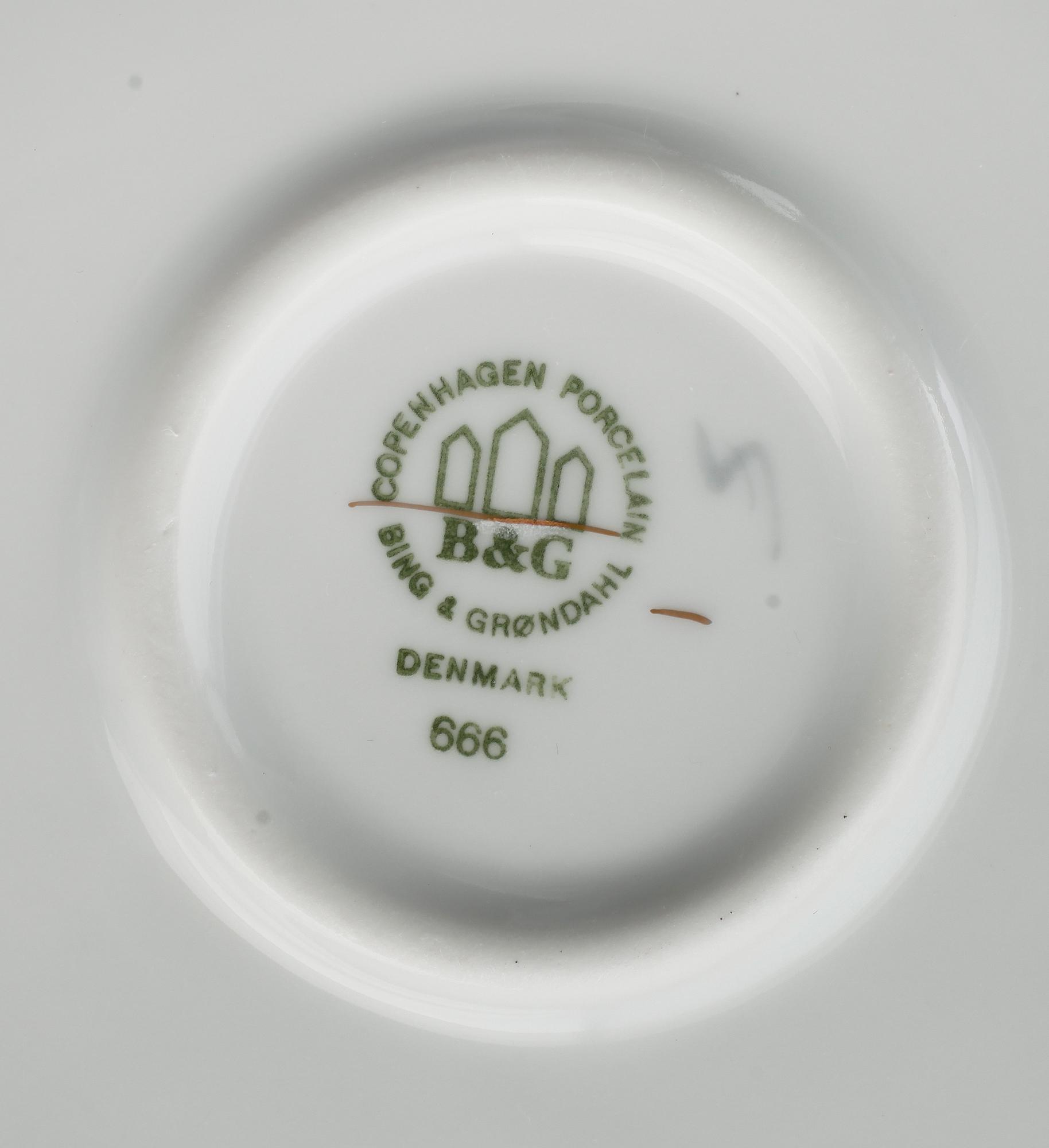 TERRIN SAMT LJUSSTAKAR, 1 par, porslin, "Måsen", Bing & Gröndahl.