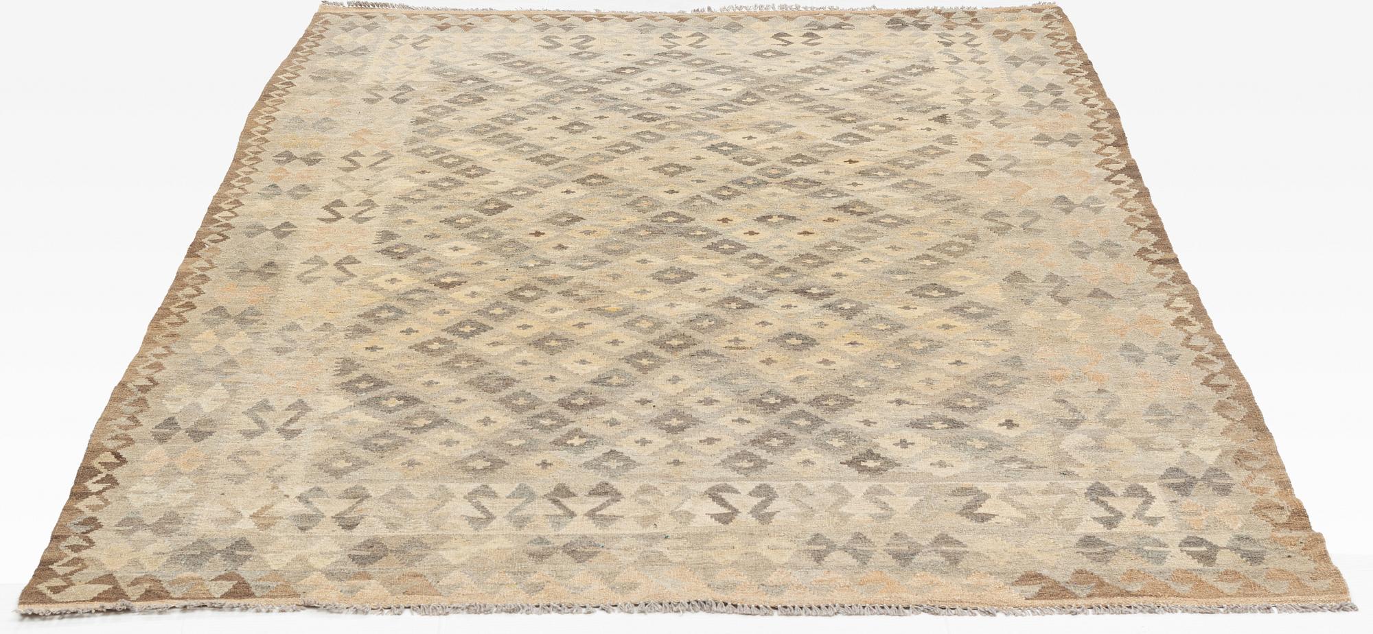 Kelim, modern tillverkning. Ca 300 x 202 cm.