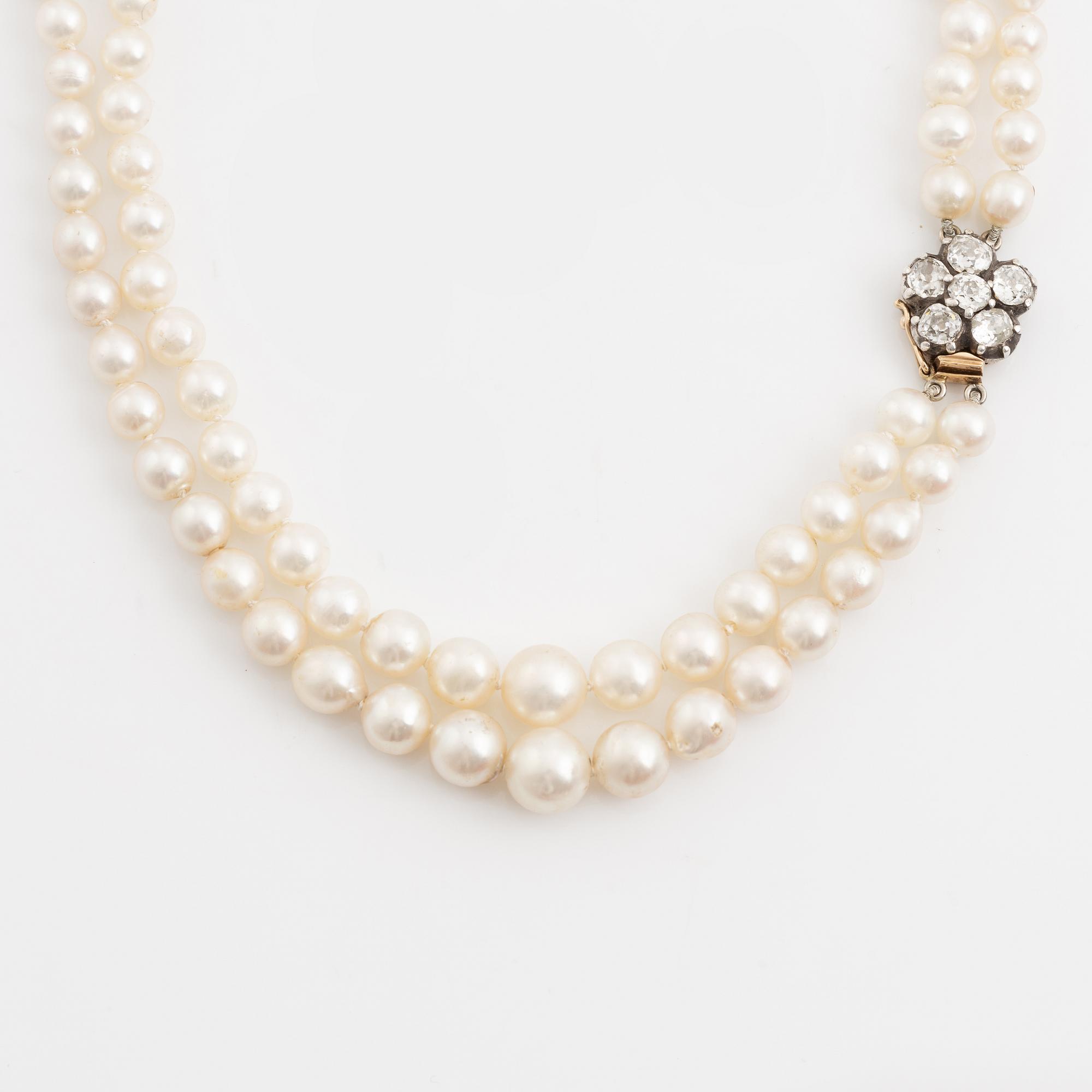 Collier, double-strand pearls with a clasp in 18K gold with diamonds.