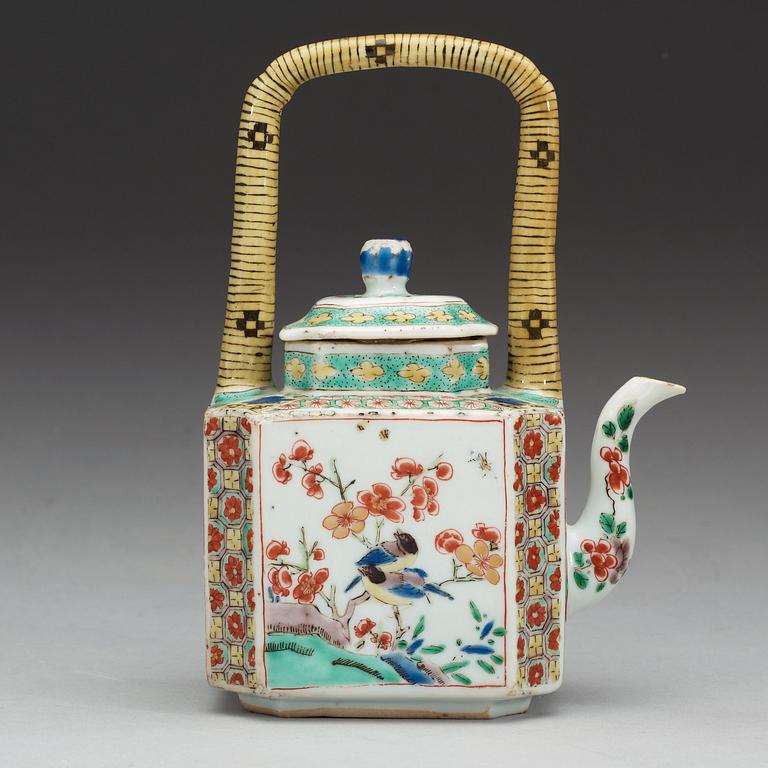 TEKANNA med LOCK, porslin. Qing dynastin, Kangxi (1662-1722).