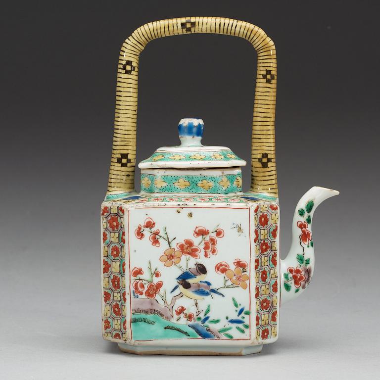 A famille verte tea pot with cover, Qing dynasty, Kangxi (1662-1722).