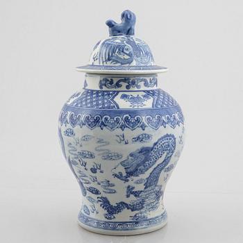A porcelain urn with cover, China, 20th century.
