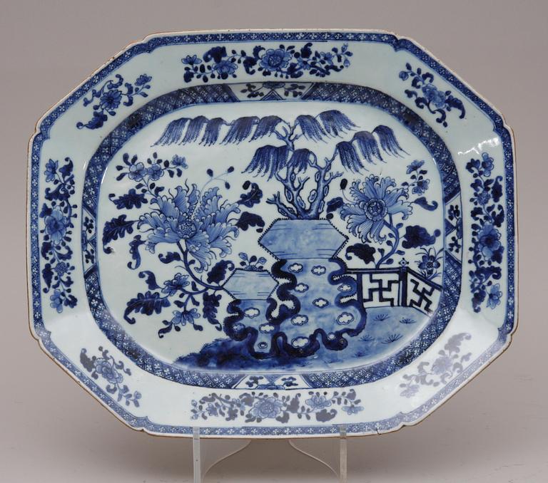 STEKFAT, porslin. Qianlong, Kina. 1700-tal.