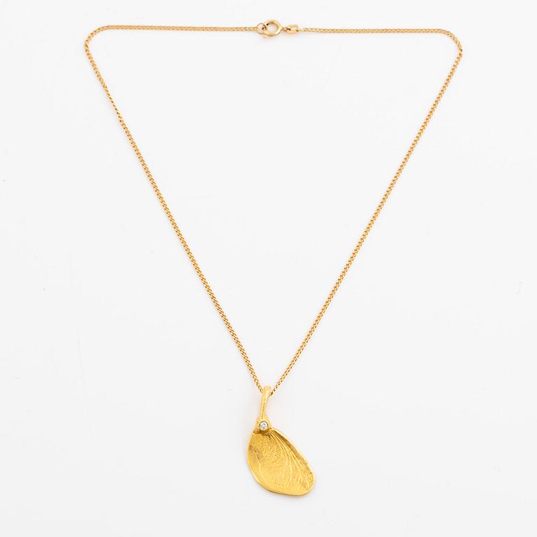 Pendant, 18K gold with a round brilliant-cut diamond.