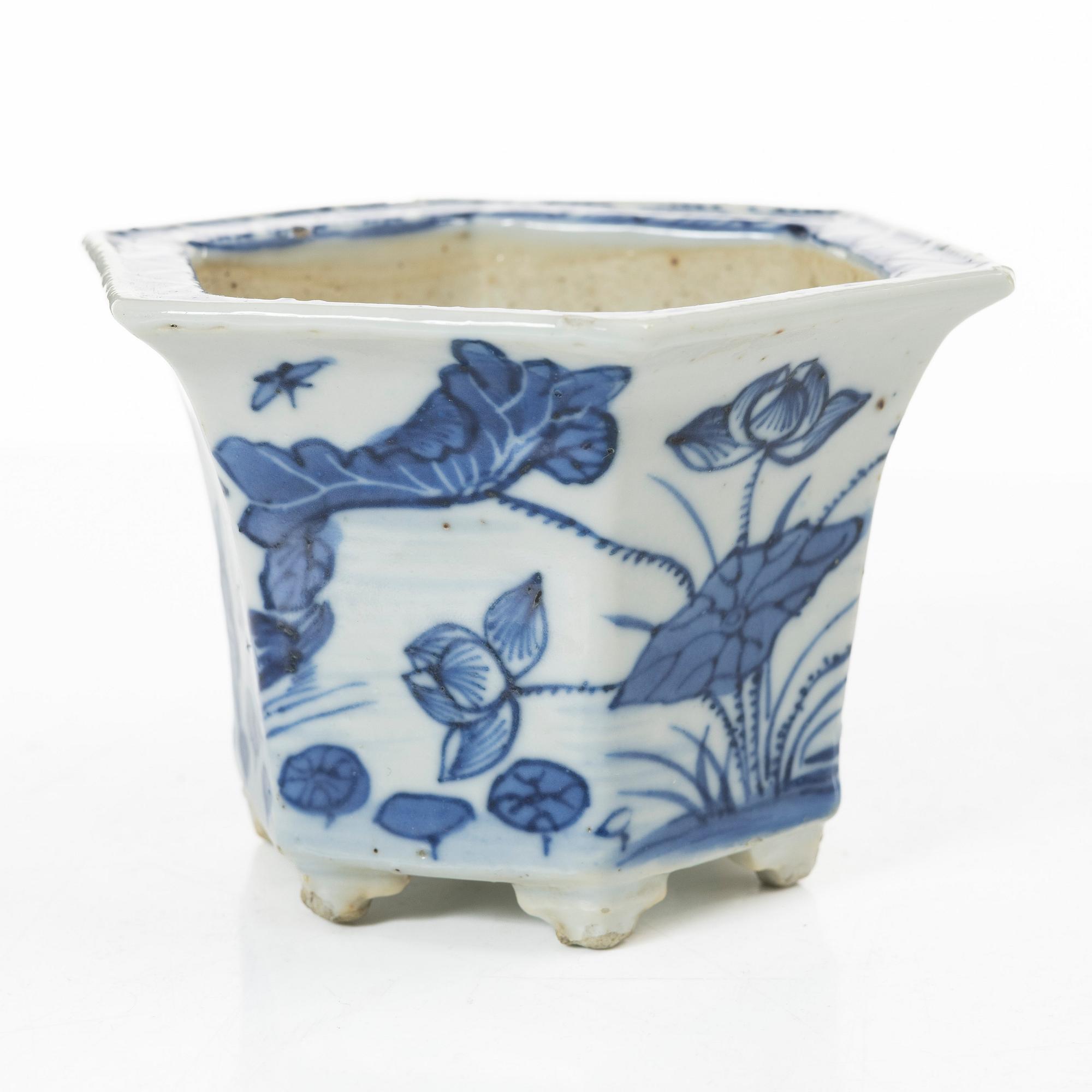 Skålar, tre stycken, samt litet blåvitt ytterfoder och lackask, porslin, Qingdynastin, 1800-tal.