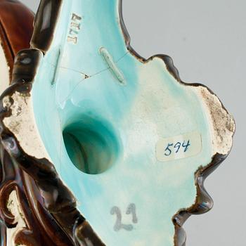 KONSOLER, ett par, YTTERFODER samt JARDINIÈRE, majolika, Gustavsberg och Rörstrand, omkring sekelskiftet 1900.