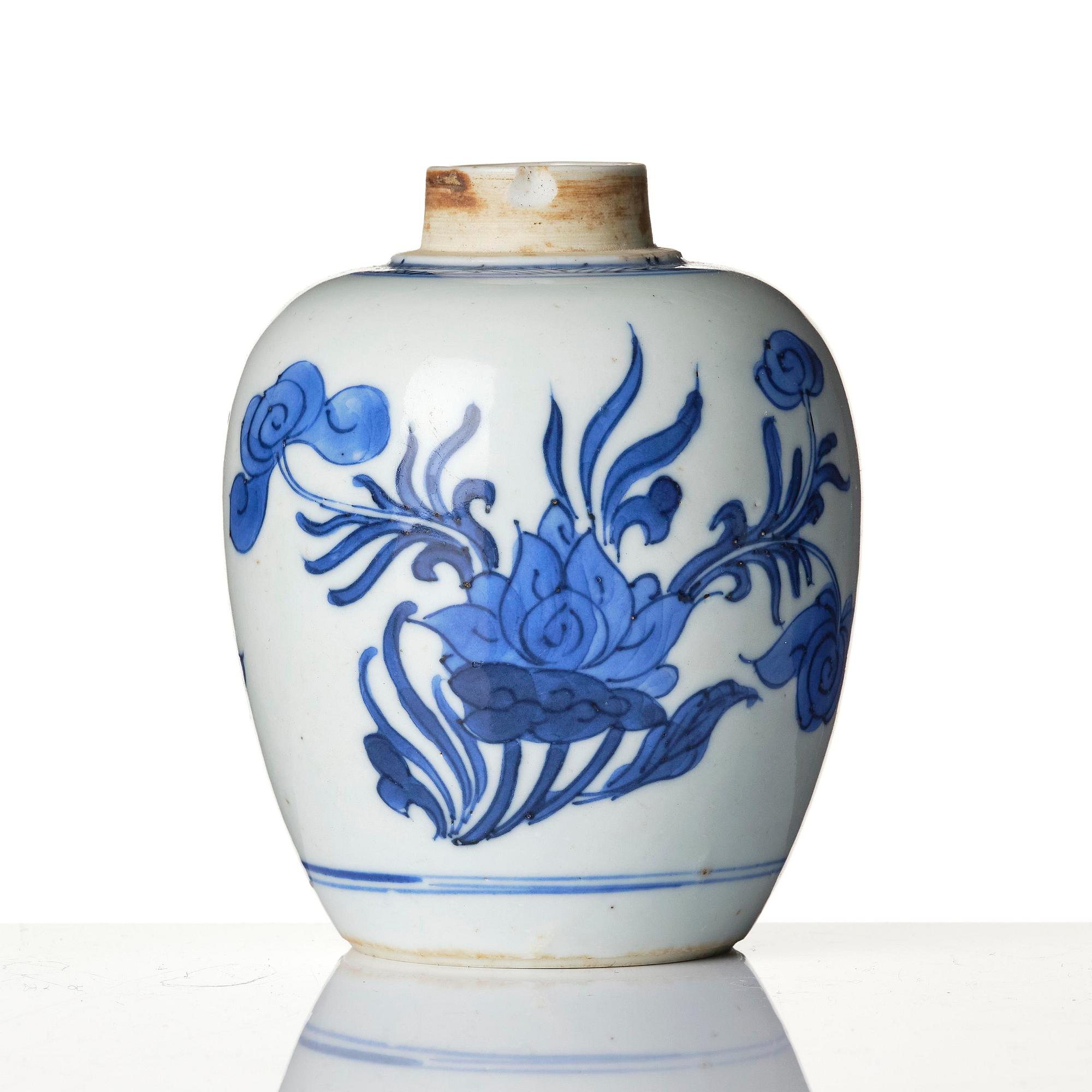 A blue and white dish and tea caddy, Tianqi/Chongzhen, mid 17th century.