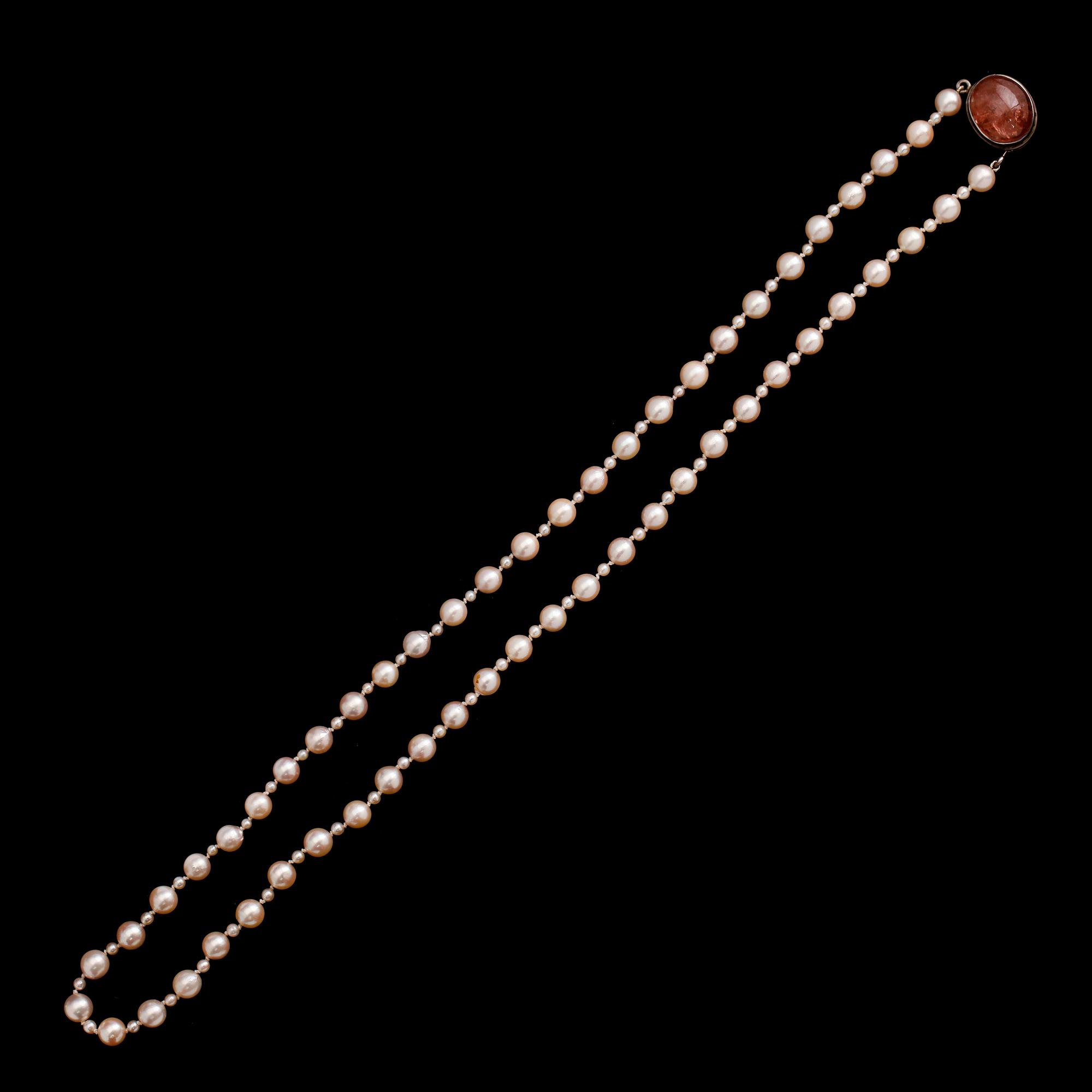 PÄRLCOLLIER, med silverlås av Ray Urban, svenska stämplar 1963.