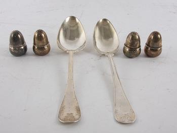 SALT- OCH PEPPARSTRÖARE, 4 st, 2 st MATSKEDAR(1800-tal), silver.