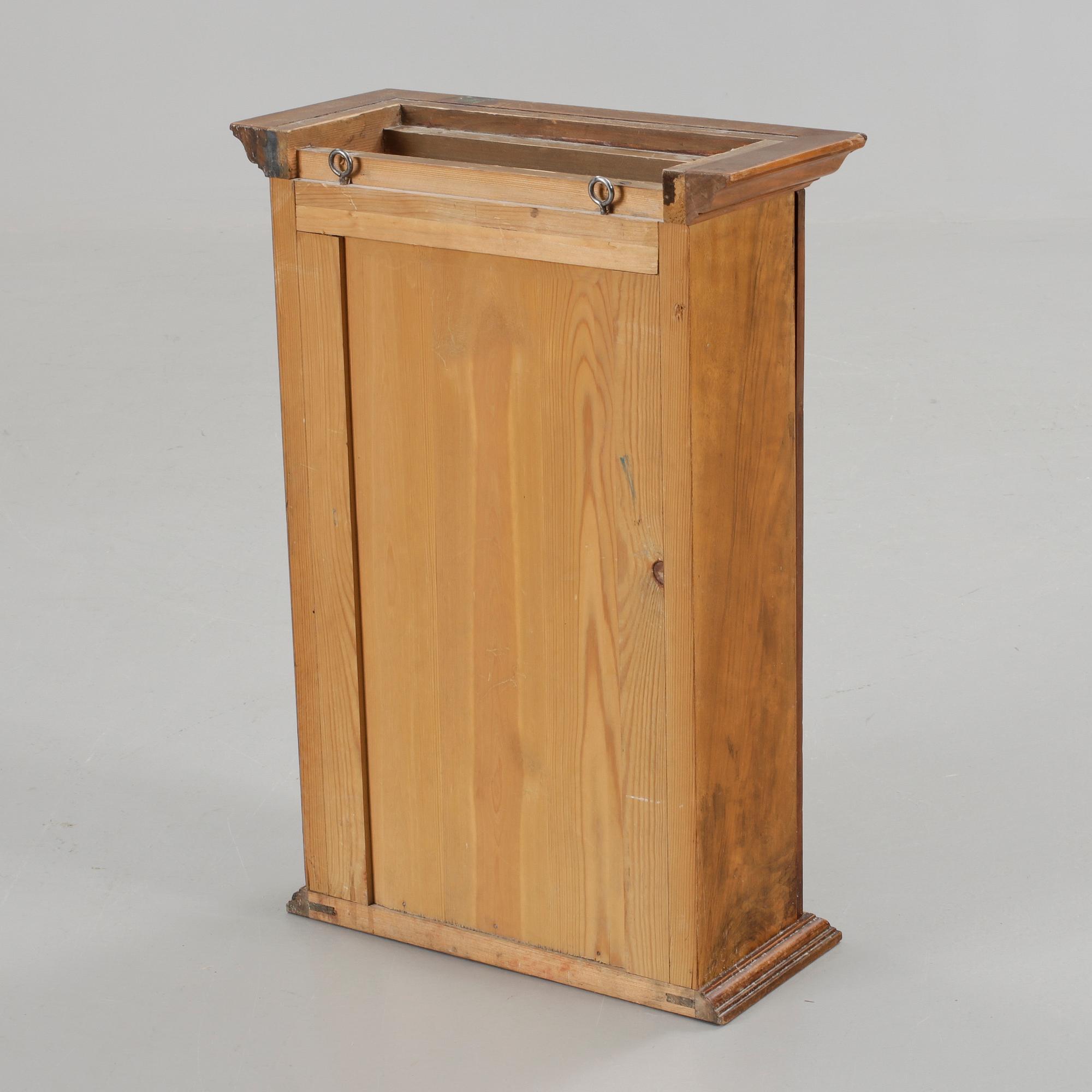 VÄGGSKÅP. 1900-talets början. Märkt 1911.