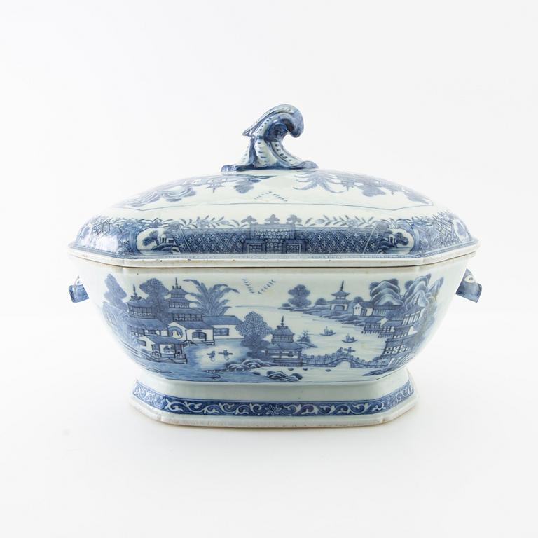 Tureen with lid China Qianlong (1736-95) porcelain.