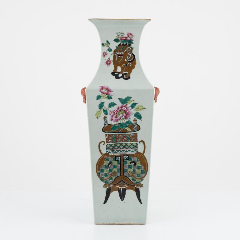 A large Chinese porcelain vase, 19th Century.