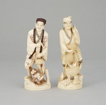 380. SKULPTURER, två stycken, elfenben. Japan, ca 1900.