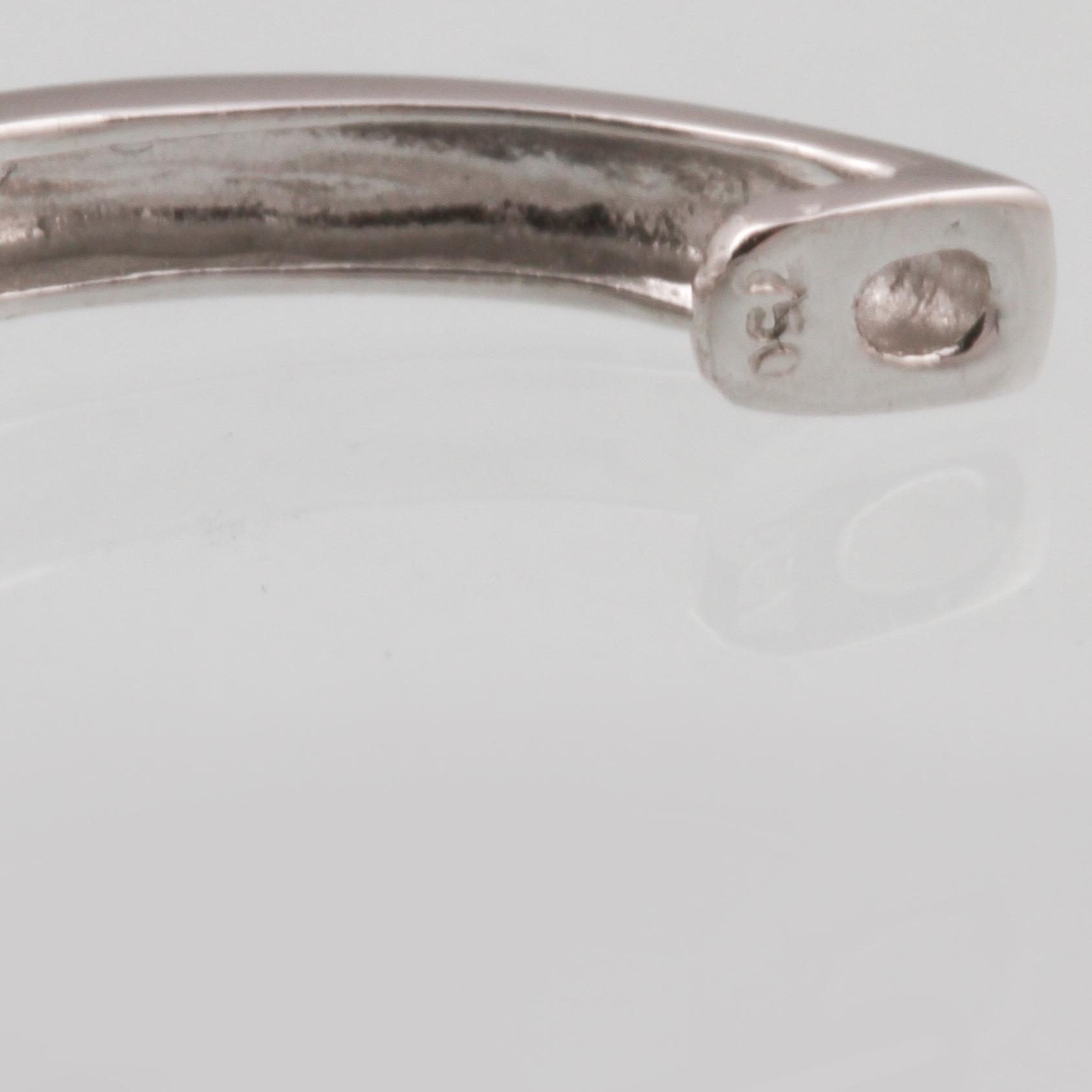 ÖRHÄNGEN, 18K vitguld med briljant och baguettslipade diamanter ca 0.67 ct. Vikt 2,9 gram.