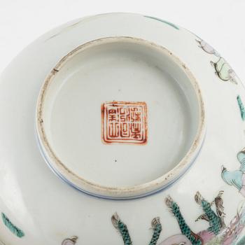 A porcelain bowl, China, end of the 19th century.